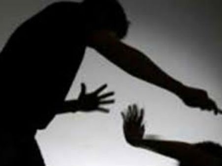 అమానవీయం: నీళ్లు ఎక్కువగా వాడుతున్నాడని బూట్లు నాకించి!..