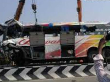 దివాకర్ ట్రావెల్స్ బస్సు మరో ఘోరం: ఈసారి తెలంగాణలో...