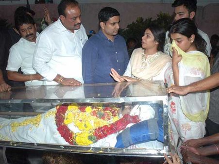 జగన్‌వి నీచ రాజకీయాలు, విజ్ఞత లేకుండా ఇలానా: లోకేష్ ఫైర్