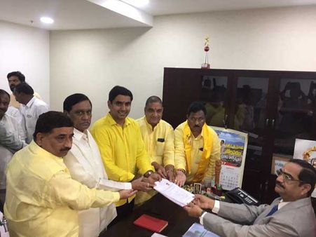 లోకేష్ నామినేషన్, వెంట బాలకృష్ణ: అభిమానులతో ఇలా పంచుకున్నారు