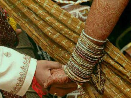 రివర్స్: భర్తకు భార్య వేధింపులు, వేరే వ్యక్తితో పెళ్లి