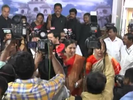 యుద్ధాన్ని తలపించేలా!: మీడియా పాయింట్ వద్ద టీడీపీ-వైసీపీ 'ఫైట్'