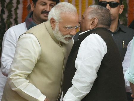 మోడీ చెవిలో ములాయం గుసగుసలు: ఏం చెప్పి ఉంటారు?