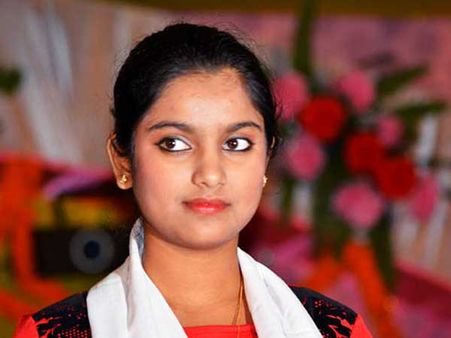 నేను పాటలు ఆపను: ఫత్వాపై ముస్లీం యువతి, సీఎం అండ