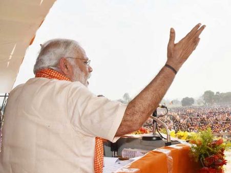 వారణాసిలో మోడీ ర్యాలీకి భారీగా జనం: కాంగ్రెస్, ఎస్పీలపై ప్రధాని ఫైర్