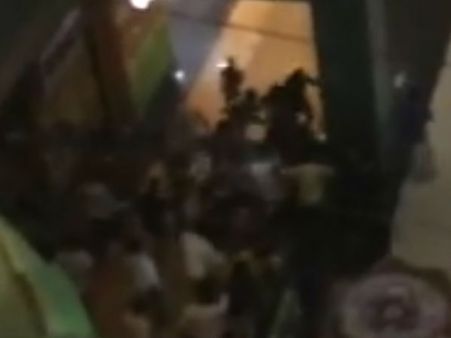 ఎందుకో తెలియదు: కత్తులు, రాడ్లతో నైజీరియన్లపై దాడి, యోగి సీరియస్(వీడియో)