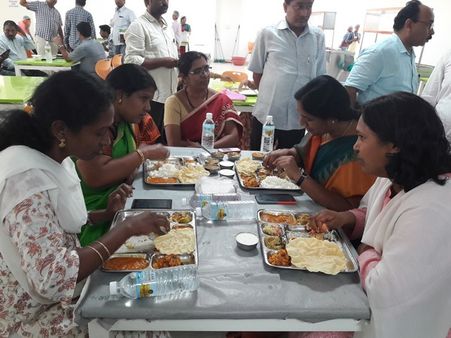 అసెంబ్లీ క్యాంటీన్లో పరిటాల సునీత, పీతల: రుచి చూపించారు(పిక్చర్స్)