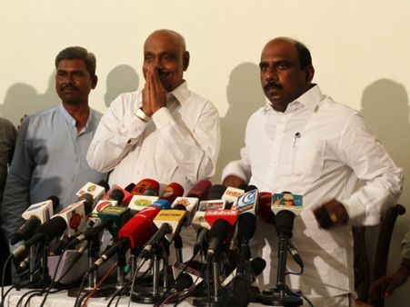 జయ మృతి: ఆ డీఎస్పీ ఎవరు ? 30 గంటలు ఆలస్యం, బాంబు పేల్చేరు