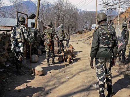 ఇంట్లో దూరిన ఉగ్రవాదులు: ఆర్మీ కాల్పుల్లో ఇద్దరు ఉగ్రవాదుల హతం, ఓ పౌరుడు మృతి