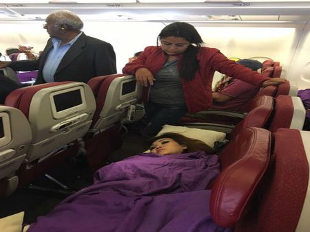 ఎయిర్‌హోస్టెస్‌ను కాపాడిన భారత వైద్యురాలు: పొంగిపోయిన భర్త ఏం చేశాడంటే..?