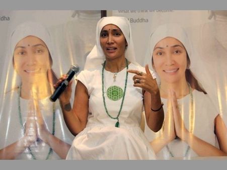 మదర్ సోఫియా పెళ్లికి.. దేవుళ్లకూ ఆహ్వానం!