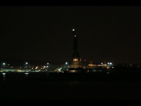 అమెరికాలో స్వేచ్ఛ?: చీకట్లోకి వెళ్లిపోయిన స్టాచూ ఆఫ్ లిబర్టీ!