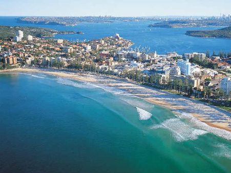 షాక్: నగ్నంగా ఆడ, మగ కలిసి కోబ్లర్స్ బీచ్ లో ఈత, చారిటీ కోసమిలా...