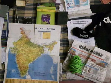 రైలు పేలుళ్ల ఐఎస్ ఉగ్రవాది హతం: భారీగా ఆయుధాలు, పేలుడు పదార్థాలు(పిక్చర్స్)