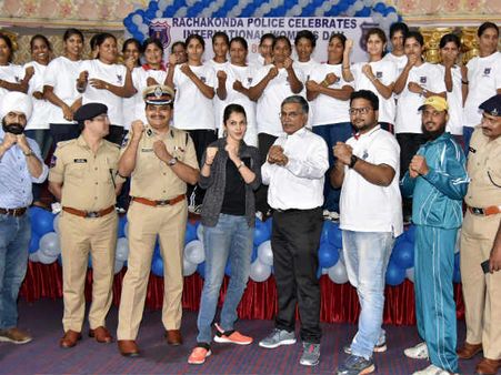 మహిళా పోలీసులకు మార్షల్స్ ఆర్ట్స్ లో సినీ నటి ఇషా శిక్షణ, సవాళ్ళను అధిగమించేందుకే ఇలా...