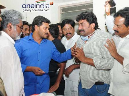 జగన్‌ను అరెస్ట్ చేయించే అధికారం కలెక్టర్‌కు, జైల్లో ఉండి..: బాబు, ముప్పేటదాడి