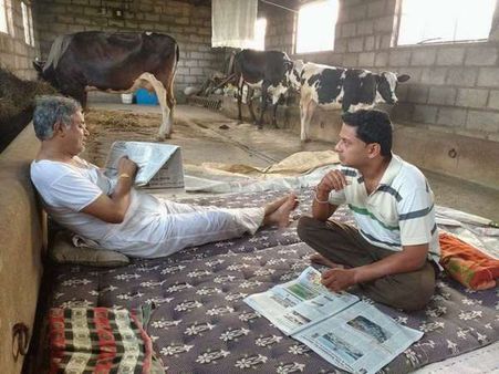 స్టార్ హోటల్ వద్దు: పశువుల పాకలో రాత్రిపూట బీజేపీ ఎమ్మెల్యే, ఎందుకంటే !