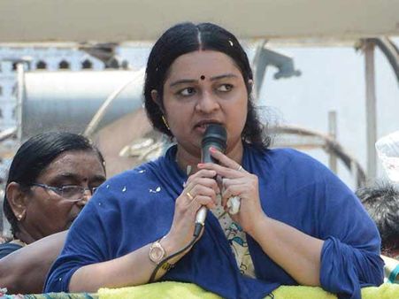 షాక్: జయ మేనకోడలు దీపాపై చీటింగ్ కేసు: రూ. కోట్లు స్వాహా ! ఏం జరిగింది !