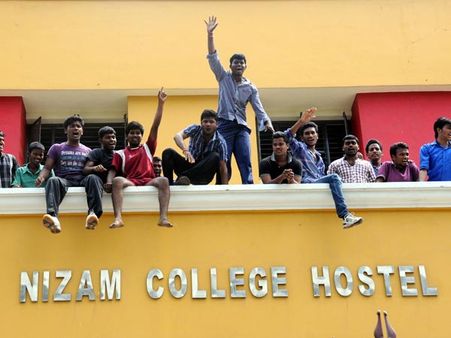 నిజాం కాలేజీలో రచ్చ: విదేశీ-స్థానిక విద్యార్థుల 'ఫైట్', ఎందుకు?