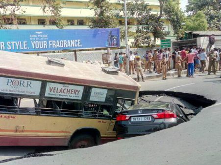 చెన్నైలో హఠాత్తుగా కుంగిన రోడ్డు: తప్పిన పెను ప్రమాదం