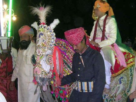 ఇంత ఓర్వలేని తనమా?: దళిత పెళ్లి కొడుకు గుర్రంపై ఎక్కాడని..