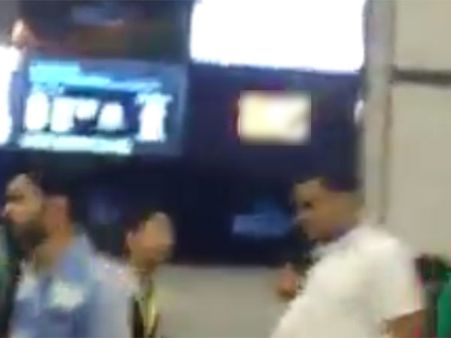 మెట్రో రైల్వే స్టేషన్ తెరపై పోర్న్ వీడియో, సెల్‌ఫోన్లో బంధించిన యువత