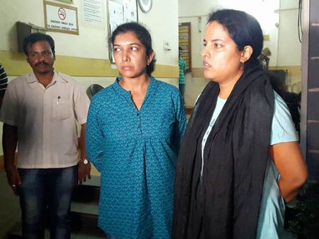 లేడీ కలెక్టర్, అసిస్టెంట్ కలెక్టర్ పై హత్యాయత్నం: అర్దరాత్రి తెగించి !