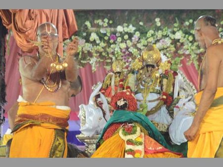 భద్రాద్రిలో వైభవంగా సీతారాముల కళ్యాణం: కేసీఆర్ మనుమడి సందడి