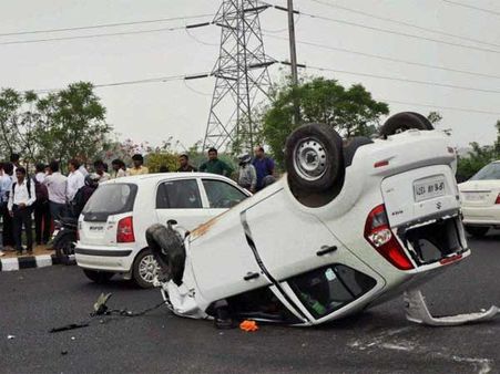 షాక్: భూమ్మీద నూకలున్నాయి, ప్రమాదం నుండి స్వల్ప గాయాలతో ఇలా..