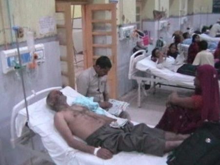 స్ట్రెచర్ అడిగితే కుమ్మేశాడు, నేలపై ఈడ్చుకెళ్ళాడు, గుంటూరులో దారుణం