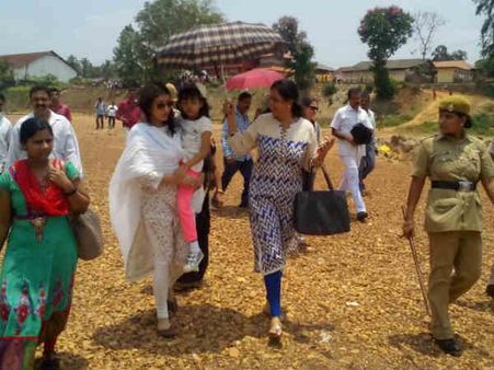 కర్ణాటకలో తండ్రికి పిండప్రదానం చేసిన ఐశ్వర్యరాయ్ బచ్చన్