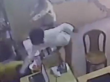 బ్యాంకు దోపిడీకి వస్తే దుమ్ములేపిన మహిళా ఉద్యోగులు: సినిమానే (వీడియో)