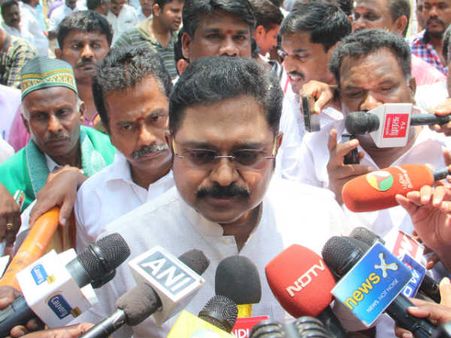 టీటీవీ దినకరన్ తిక్కచేష్టలకు ఇంకో వికెట్ ! దెబ్బకు కొందరు మాయం, ఏం చేద్దాం ?