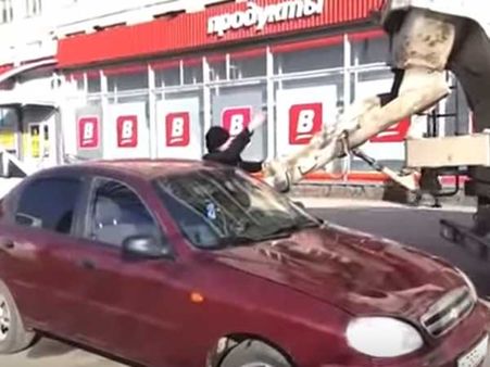 భార్యపై కోపంతో వెరైటీ ప్రతీకారం: చుక్కలు చూపించాడు (వీడియో)