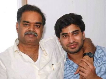 తండ్రి మృతదేహం వద్ద అవినాశ్ మోకరిల్లి.. కంటతడి పెట్టించాడు