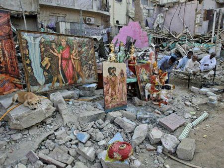 హిందూ ఆలయాన్ని ధ్వంసం చేశారు