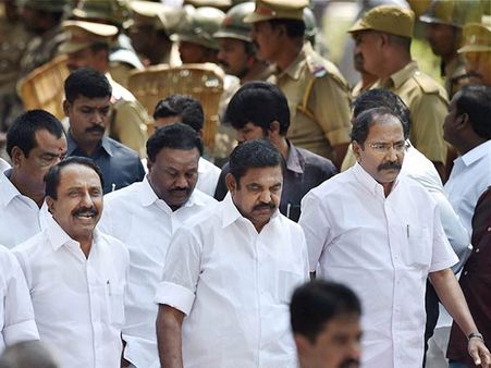 ఆర్ కే నగర్: ఐటీ దాడుల ఎఫెక్ట్: బెయిల్ కోసం మంత్రులు పరుగో పరుగు!