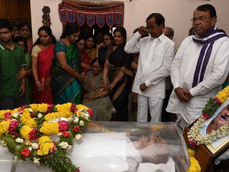 విద్యన్న వెళ్లిపోయిండని!.. కంటతడి పెట్టుకున్న కేసీఆర్..