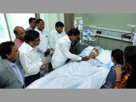 అన్నా! నేనొచ్చిన: విద్యాసాగర్ రావుకు కేసీఆర్ పరామర్శ