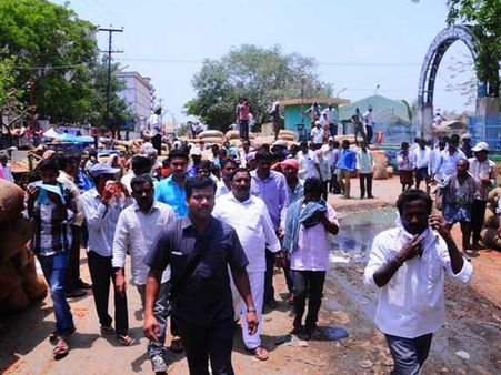 మార్కెట్ యార్డు విధ్వంసం: ఫంక్షన్ హాల్లో స్కెచ్, రామోజీ ఈటీవీపై నిందలు