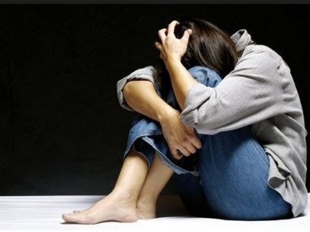 సహజీవనం చేశాడు, డబ్బు, నగలతో పరారయ్యాడు: యువతి ఆవేదన