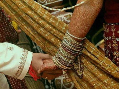 ప్రేమించి పెళ్ళిచేసుకొన్నారు, వరుడు మైనర్ అంటూ తల్లిదండ్రుల ఫిర్యాదు