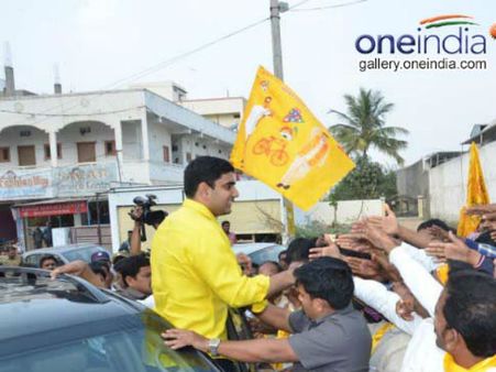 'లోకేష్' ఫ్లెక్సీలు కడుతుండగా కరెంట్ షాక్, విషమంగా యువ కార్యకర్త పరిస్థితి