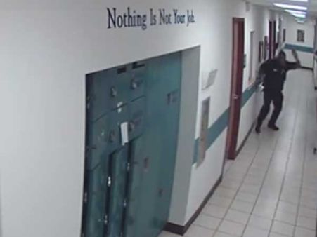 చూస్తే ఆరడగుల బుల్లెట్‌లా.. ఎలుకను చూసి పోలీస్ బెంబేలు(వీడియో)