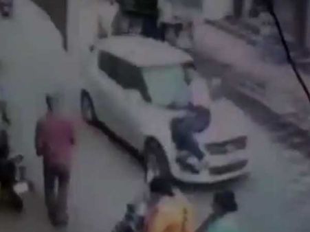 స్మగ్లర్ బరితెగింపు: పోలీసునే కారుపై ఈడ్చుకెళ్లాడు(వీడియో)