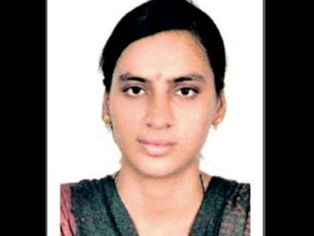 భర్త ఎంత చెప్పినా విన్లేదు: ప్రియుడి వద్దకు వెళితే వివస్త్రను చేసి దారుణ హత్య