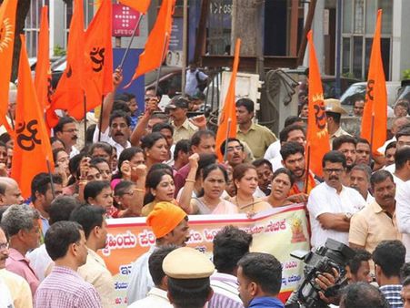 'సీత.. నాట్ ఏ వర్జిన్': డైరెక్టర్‌కి హిందు ఆత్మరక్షణ సమితి వార్నింగ్!