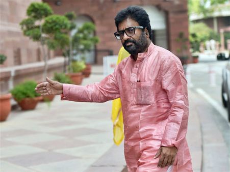 ఆ విమానం టిక్కెట్‌ బుక్ చేసినా.. రైల్లో వెళ్లిన రవీంద్ర గైక్వాడ్‌!