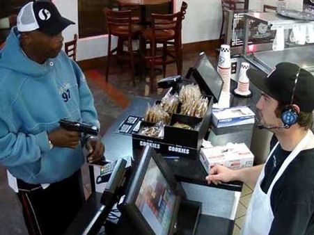 డబ్బులివ్వమంటూ తుపాకీ గురిపెట్టిన దొంగ: క్యాషియర్ షాకింగ్ రియాక్షన్(వీడియో)