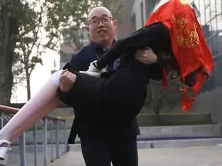 ప్రేయసి దొరకలేదని... రోబోను పెళ్లి చేసుకున్నాడు